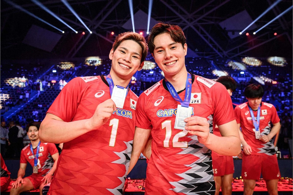 ＜日本・フランス＞銀メダルを獲得し笑顔を見せる西田（左）と高橋藍　（C）volleyballworld.com