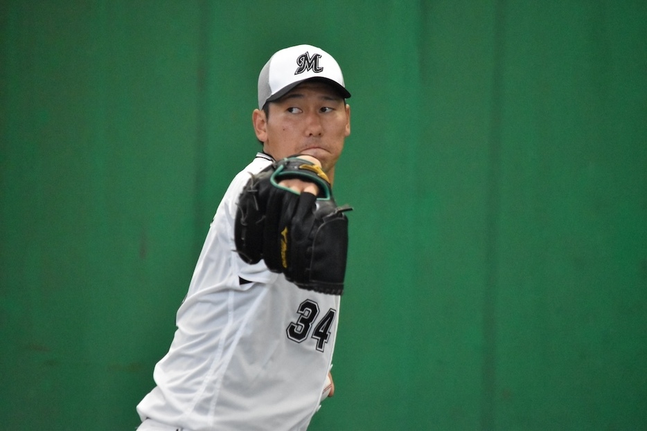 ブルペンで投球練習するロッテ・高野脩汰［撮影＝岩下雄太］