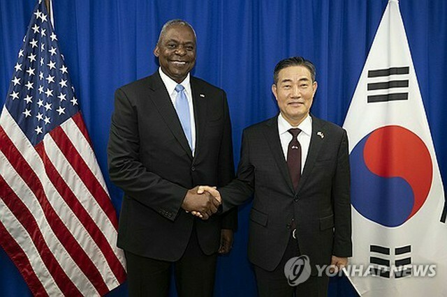 東京で28日に会談した韓国の申源湜（シン・ウォンシク）国防部長官（右）とオースティン米国防長官（同部提供）＝（聯合ニュース）≪転載・転用禁止≫