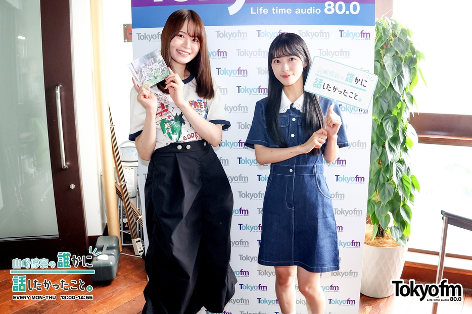 （左から）パーソナリティの山崎怜奈、佐藤綺星さん