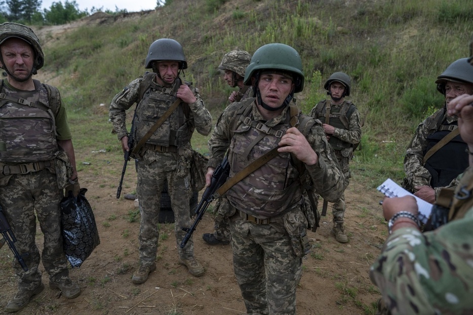 ウクライナ・ハリコフ州で軍事訓練をするウクライナ軍兵士ら＝6月5日（アナトリア通信提供・ゲッティ＝共同）