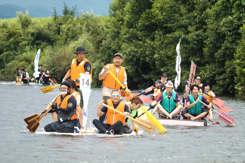 手作りのイカダで日橋川を下る参加者