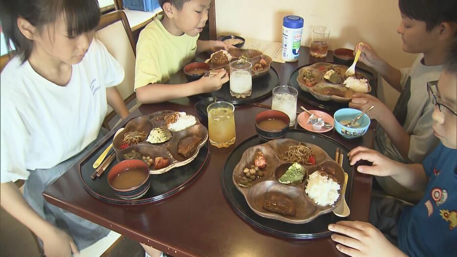 「びっくり食堂ナナカフェ」で食事する子供たち