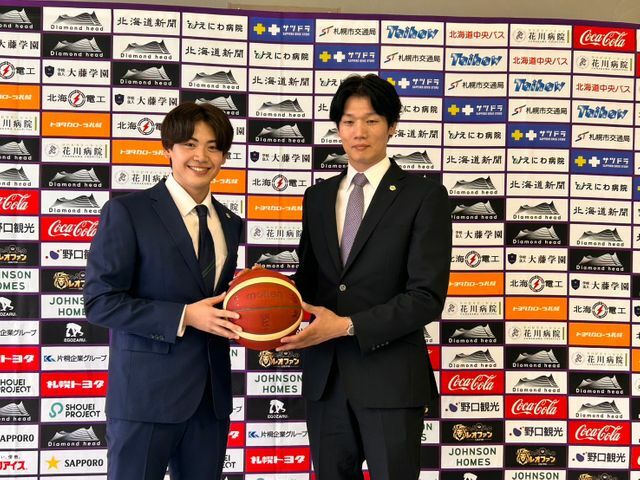 新戦力 星野選手(左)と桜井GM