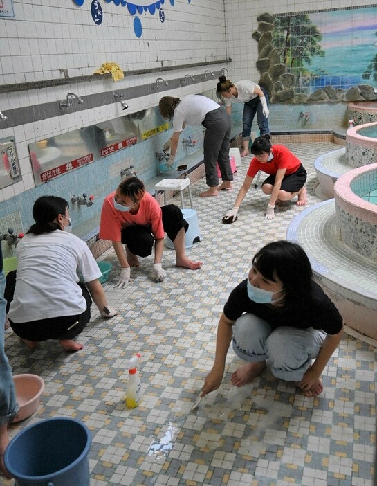 浴室を清掃する有志メンバー＝奈良市花園町で、山口起儀撮影
