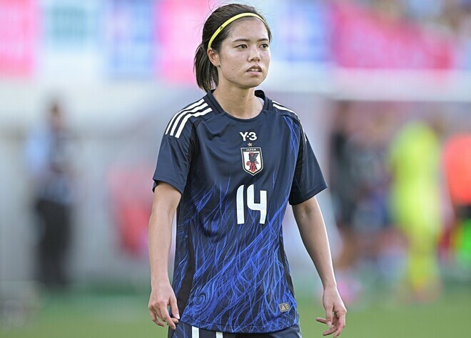 際どい質問に笑顔で答えた長谷川。写真：金子拓弥（サッカーダイジェスト写真部）