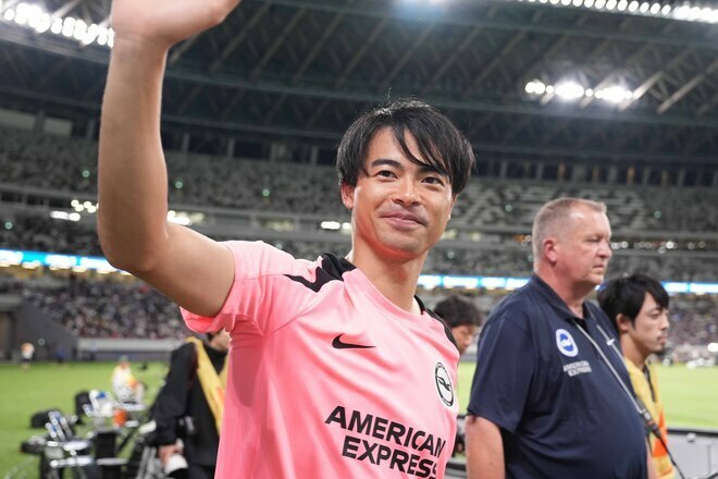 サポーターに笑顔で手を振る三笘。(C)SOCCER DIGEST