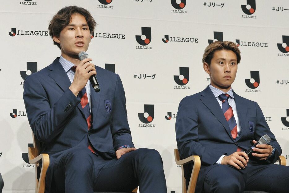 パリ五輪サッカー男子日本代表に選ばれ、記者会見するＧＫ野沢大（左）とMF荒木