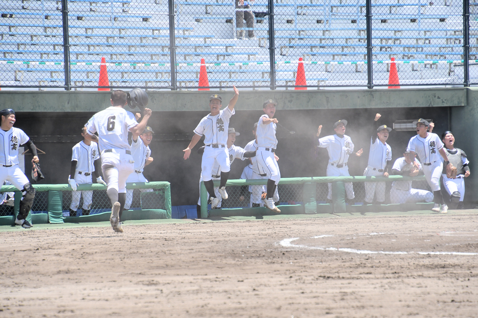 【2回戦・徳之島―伊集院】5回、勝亮翔（6）が生還し、投手戦の均衡を破る1点に沸き立つ徳之島の選手たち＝16日、鹿児島市の平和リース球場