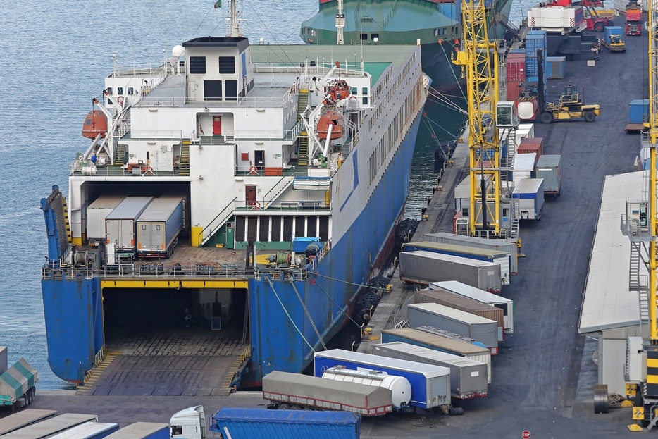 貨物をトレーラーごと運ぶRORO船の活用が物流2024年問題解決のカギになりそうだ（Baloncici/gettyimages）