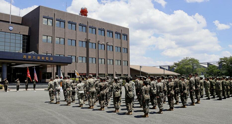 熊本市の陸上自衛隊健軍駐屯地で開かれた、陸自と米海兵隊による実動訓練「レゾリュート・ドラゴン」の開始式＝28日午前