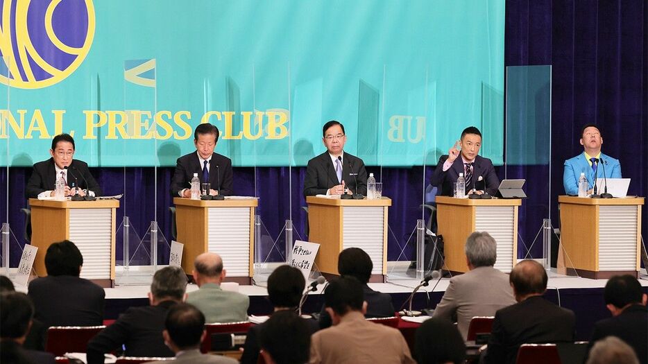 2022年の参院選で日本記者クラブ主催の討論会に臨む、左から岸田文雄首相（自民党総裁）、公明党の山口那津男代表、共産党の志位和夫委員長、れいわ新選組の山本太郎代表、NHK党の立花孝志党首＝2022年6月21日、東京都千代田区（時事）