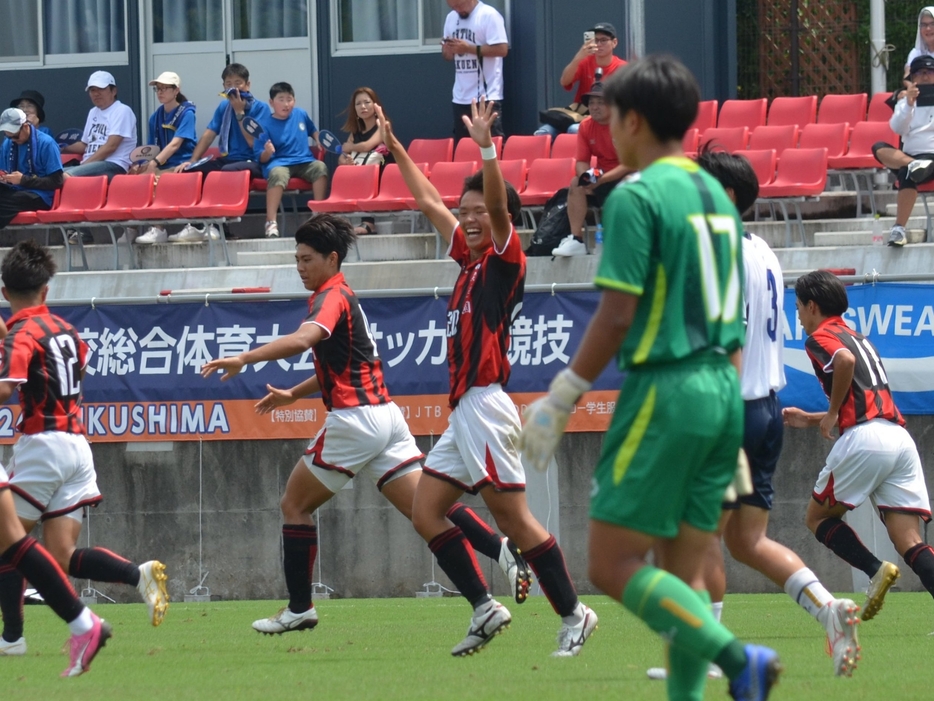 2得点決めた日章学園MF20吉崎太珠