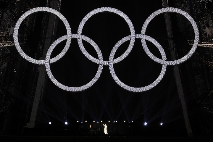 パリ五輪の開会式が実施。過去の大会ではお決まりだったある演出が行なわれなかった。(C) Getty Images