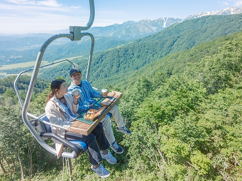 長野県・白馬でリフト空中で朝食と絶景を楽しむ新サービス