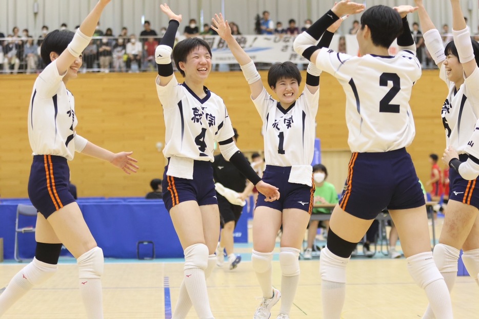 準決勝に進出した就実【写真：月刊バレーボール】