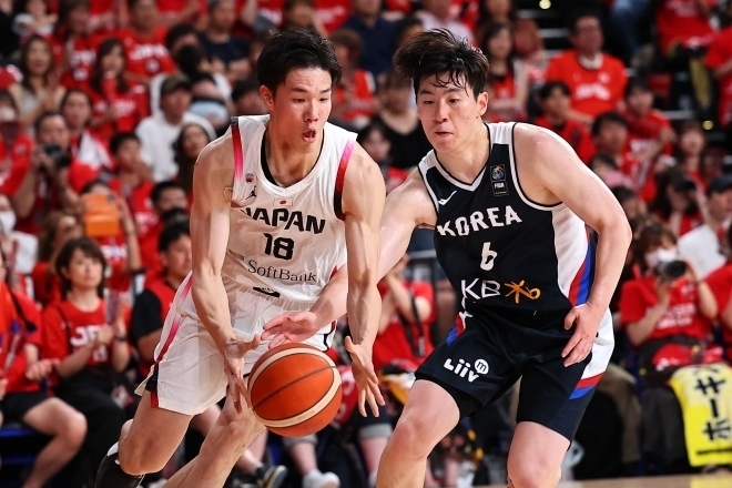 日本に１点差で勝ち切った韓国代表。イ・ジョンヒョン（右）は両チーム最多の27得点をマークした。写真：梅月智史（THE DIGEST写真部）