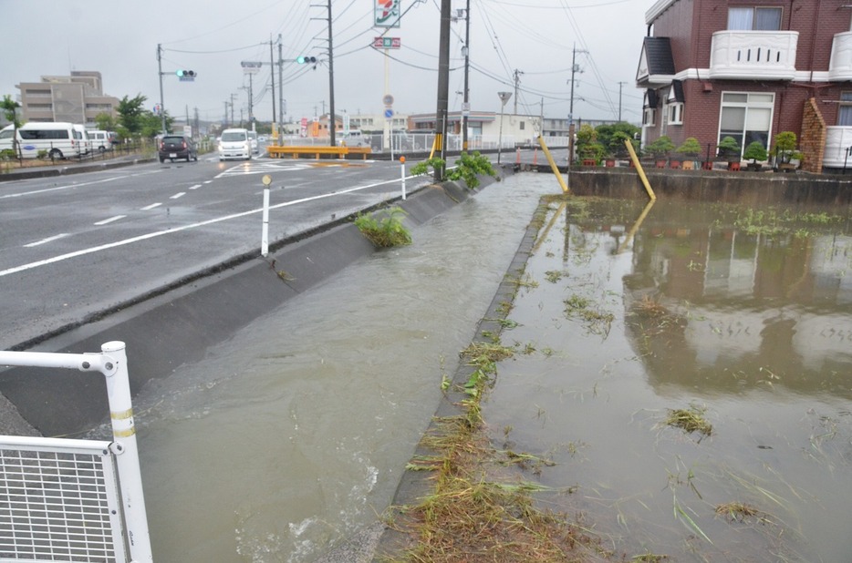 大雨で増水した用水路（11日午前8時40分ごろ、沖の旦で）