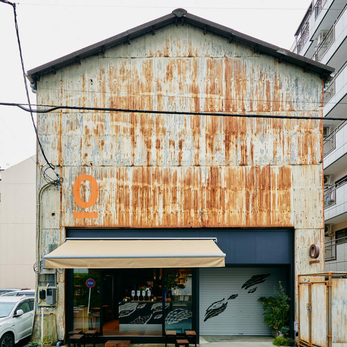 カフェの右と奥に焙煎＆梱包スペースが。焙煎機が稼働しない週末は簡易カフェスペースに変身する。