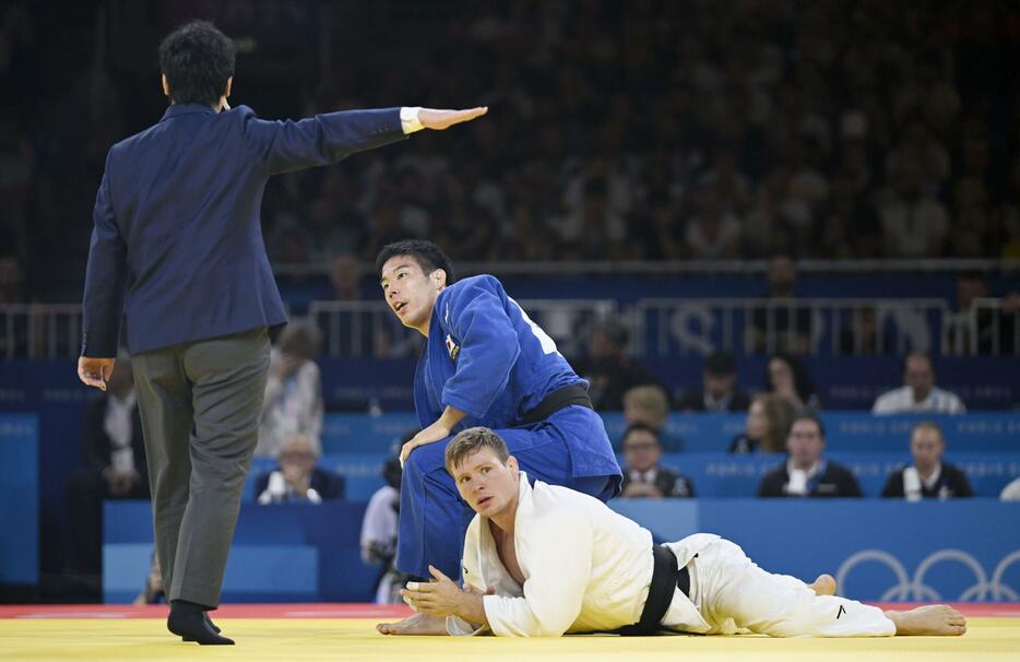 男子81キロ級準々決勝　ベルギー選手（下）から技ありを奪い、優勢勝ちした永瀬貴規＝パリ（共同）