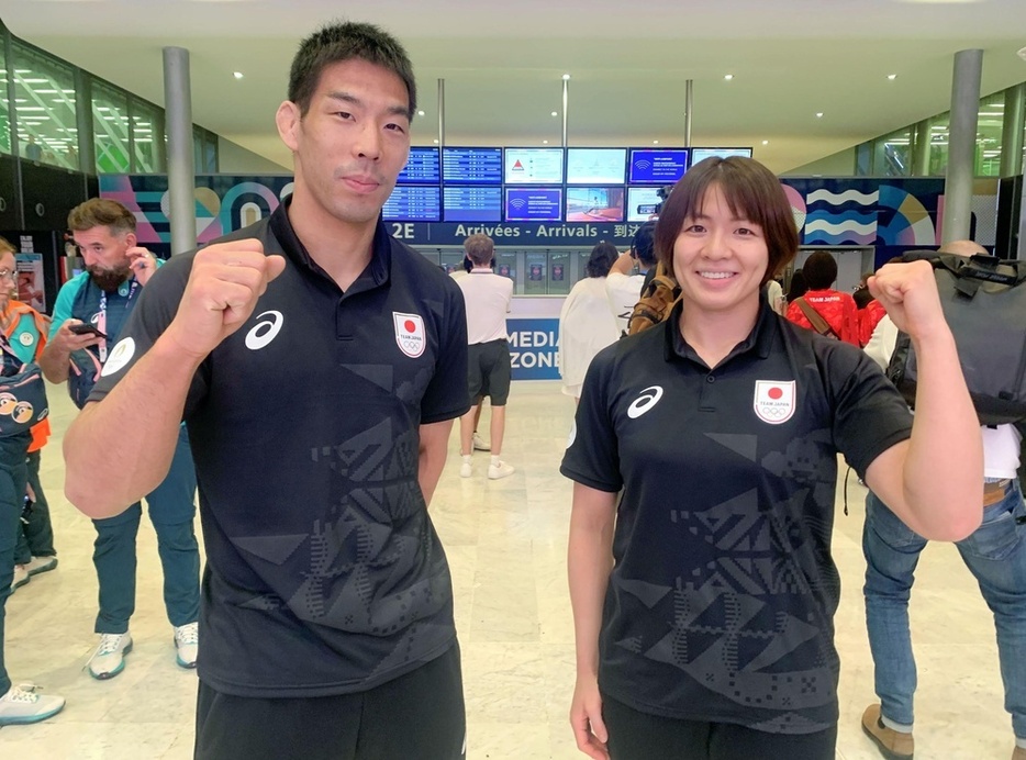 パリ近郊のシャルル・ドゴール空港に到着した柔道の永瀬貴規（左）と高市未来＝25日（共同）