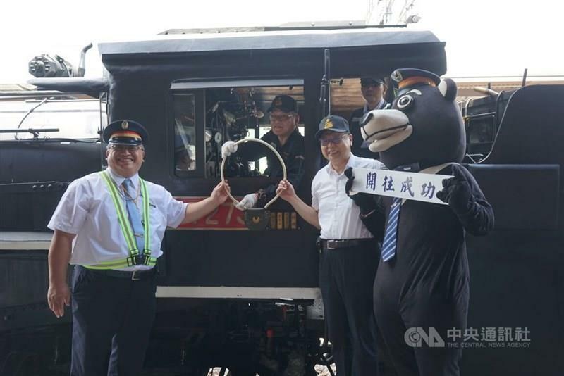 観光列車「仲夏宝島号」の今年の初便の出発式に臨む台湾鉄路の杜微董事長（左から3人目）