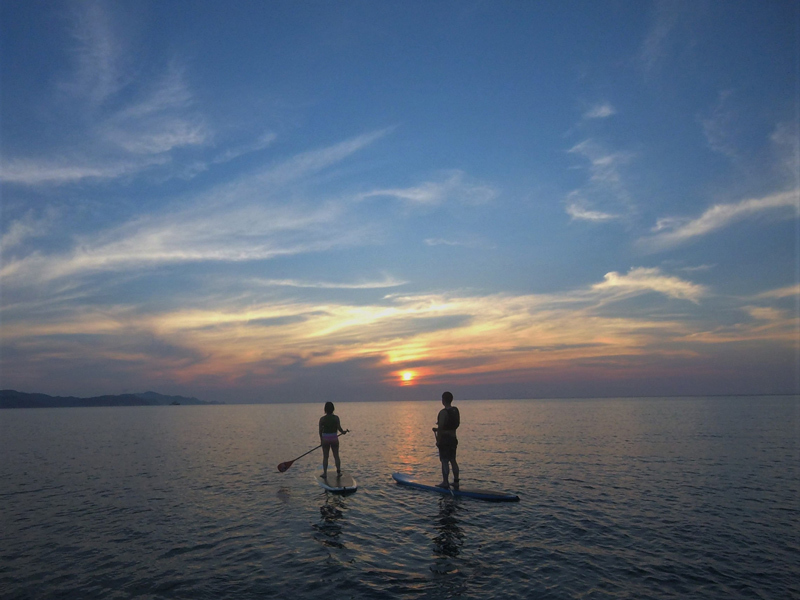 「日本の夕陽百選」にも選ばれた夕景を海の上から眺める（提供）