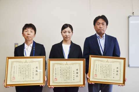 善行感謝状を受けた（左から）川上智恵子さん、前田早苗さん、永松幸一さん＝都城市役所