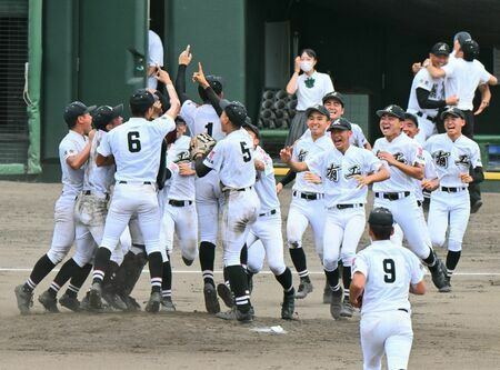 決勝・鳥栖工－有田工　優勝を決めて喜ぶ有田工の選手たち＝佐賀市のさがみどりの森球場