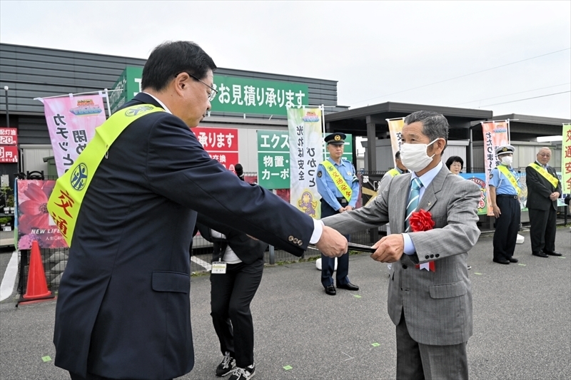 室井市長（左）から表彰状を受け取る受賞者