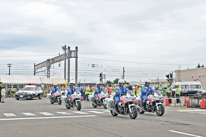 パトロールに出動する白バイとパトカー