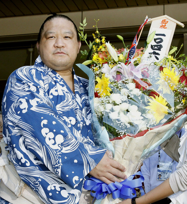 2011年7月、単独史上1位の通算1046勝を達成した魁皇＝名古屋市の愛知県体育館