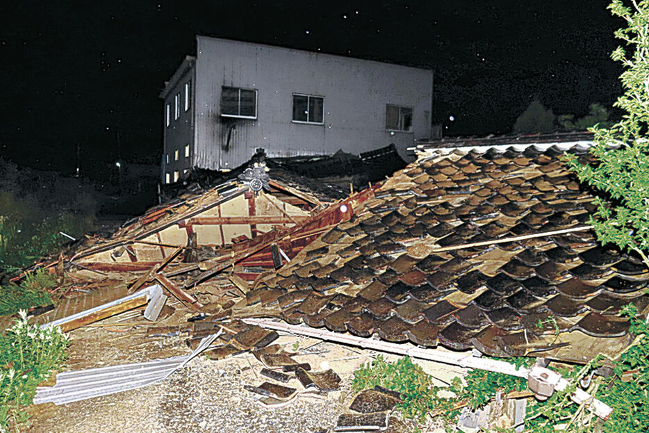倒壊した倉庫＝２日午後８時５５分、七尾市田鶴浜町