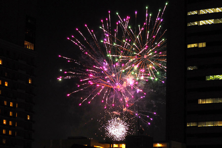 『天神祭奉納花火』の様子（7月25日・東天満エリアより撮影）