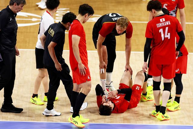 ドイツ選手のアタックが顔面に当たり倒れ込む高橋藍選手(写真：ロイター/アフロ)