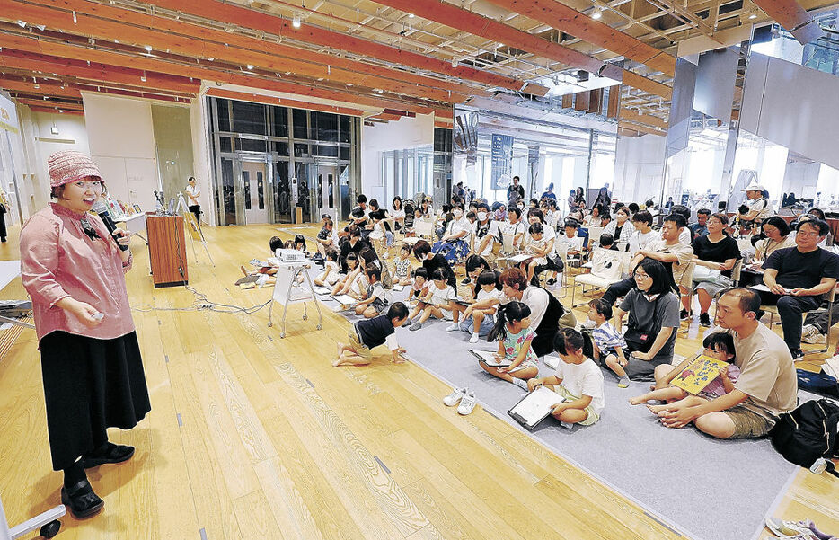 真珠さんのトークを楽しむ親子連れ＝富山市立図書館