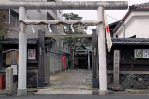 京都府京都市にある高松神明神社。醍醐天皇の皇子で、源姓を賜って臣籍降下した源高明の邸宅はこの辺りにあったという。高明の娘・源明子は、藤原道長と結婚した後にこの地を住まいとしたため、「高松殿」と呼ばれた。