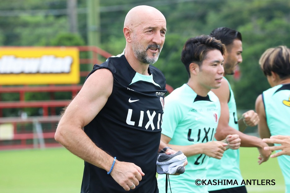 鹿島アントラーズのトレーニングを行なうランコ・ポポヴィッチ監督（写真◎KASHIMA ANTLERS）