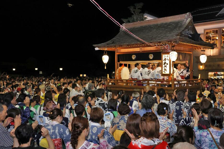 「郡上踊」が始まり、浴衣姿で踊る人たち＝13日夜、岐阜県郡上市