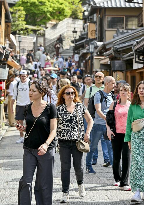 京都・清水寺周辺を散策する外国人観光客ら＝4月