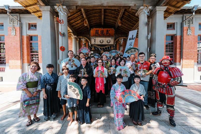 しめ飾りなどを手に「武徳殿」百歳の誕生日を祝う高雄市民ら（同市文化局提供）