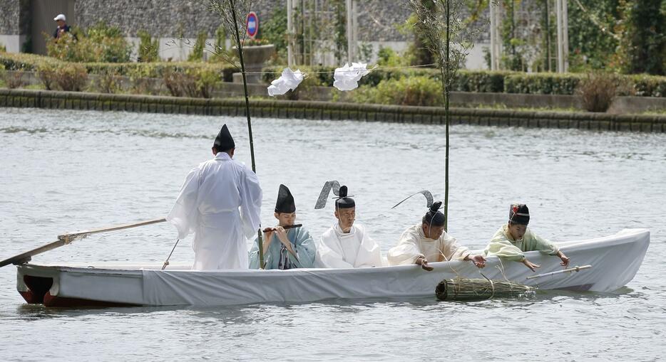 大阪市の堂島川で行われた天神祭の「鉾流神事」＝24日午前