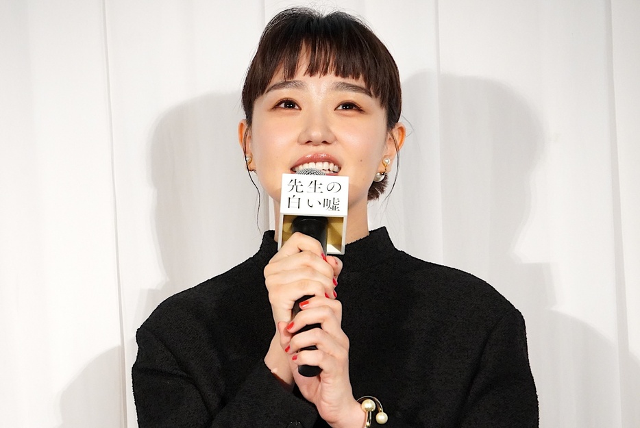 奈緒、主演作『先生の白い嘘』の初日舞台挨拶で「私は大丈夫です」と笑顔