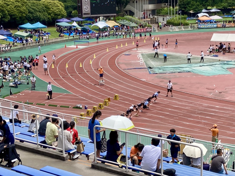 中学生の陸上競技記録会の様子。100mのスタート地点後方には多くの生徒が自分の出番を待っている（撮影：高島三幸）