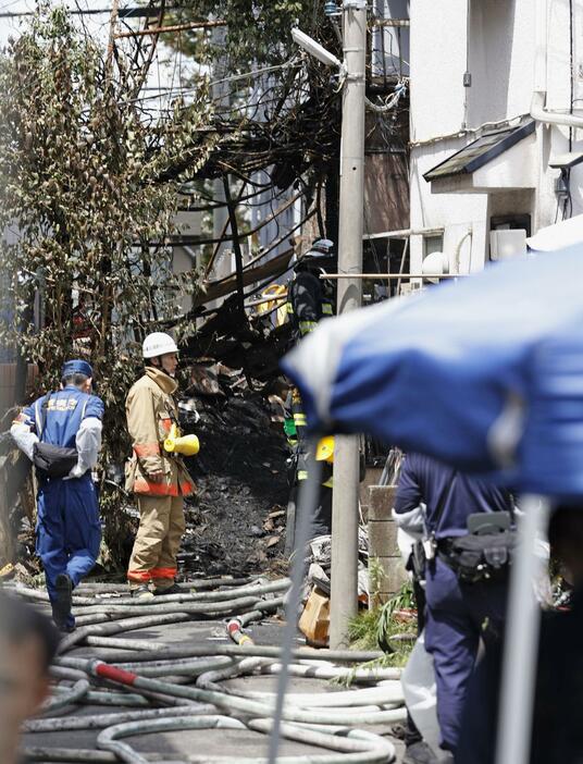 東京都荒川区の住宅火災現場＝28日午後0時54分