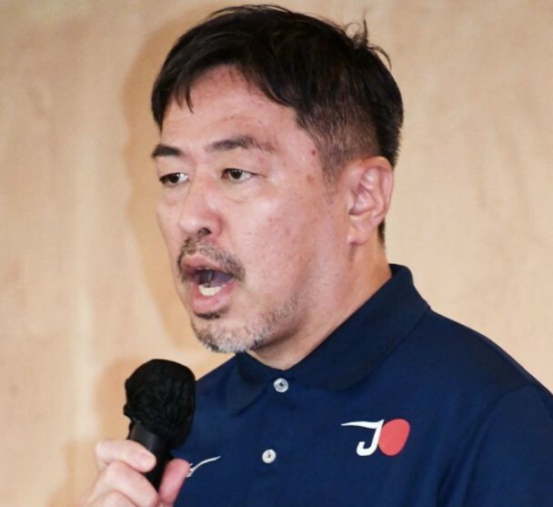 会見で複数のメダル獲得を目標に掲げるフェンシング日本代表の青木雄介監督