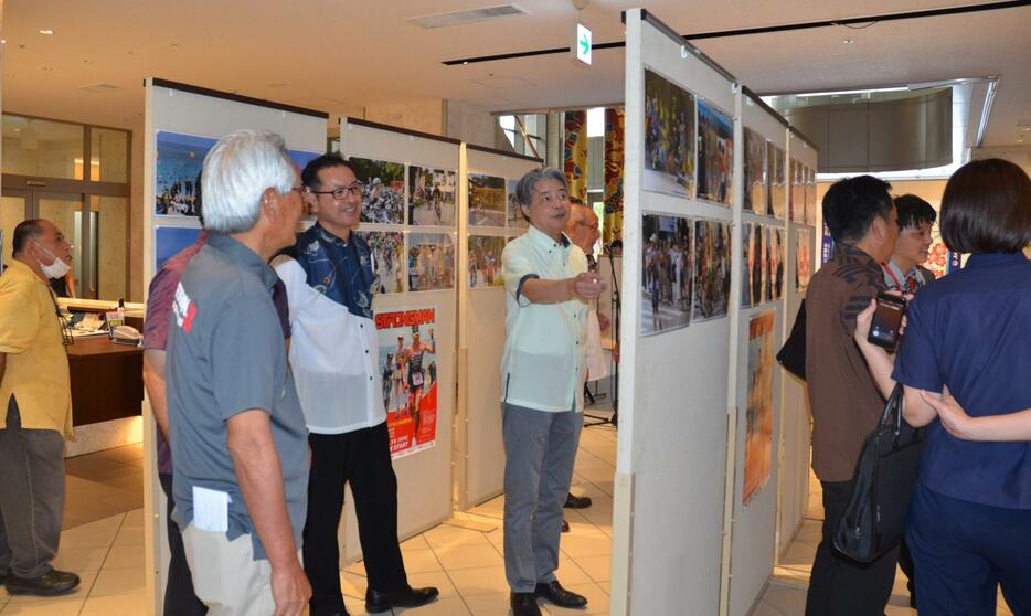 第38回全日本トライアスロン宮古島大会の熱戦を伝える「２０２４ストロングマン写真展」＝25日、那覇市泉崎の琉球新報社