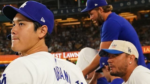 『大谷翔平キャップ』を被るミゲル・ロハス選手(写真：日刊スポーツ/アフロ)