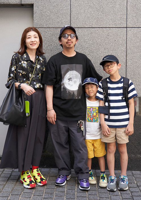 Tシャツ、パンツ＝ともに古着　シューズ＝ナイキ　帽子＝ニューエラ×モマ　眼鏡＝イジピジ　腕時計＝アップル　ブレスレット、リング＝ともにティファニー