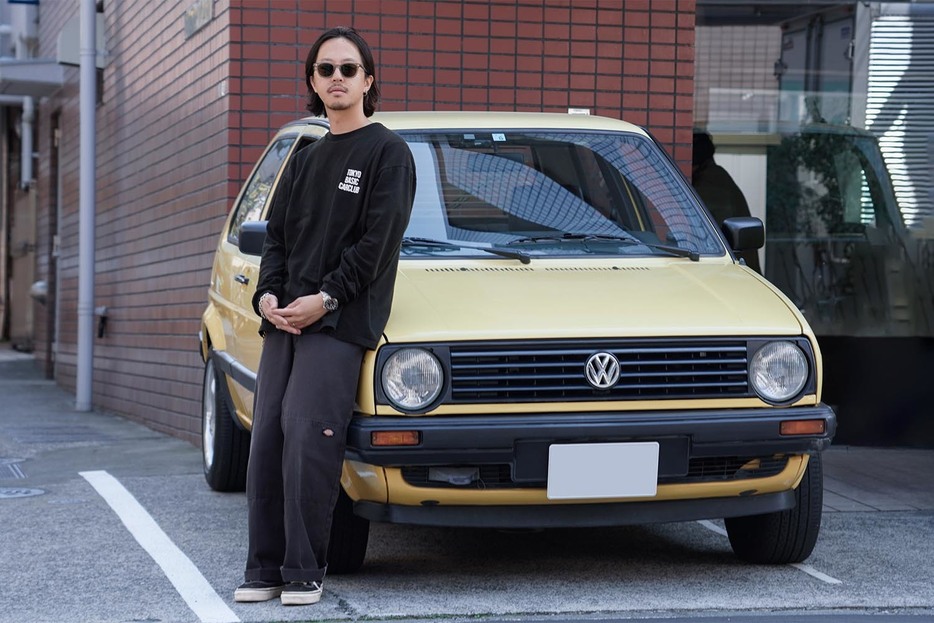 1991年式のVW ゴルフ2とオーナでありtokyo basic car clubの代表を務める南部翔也さん